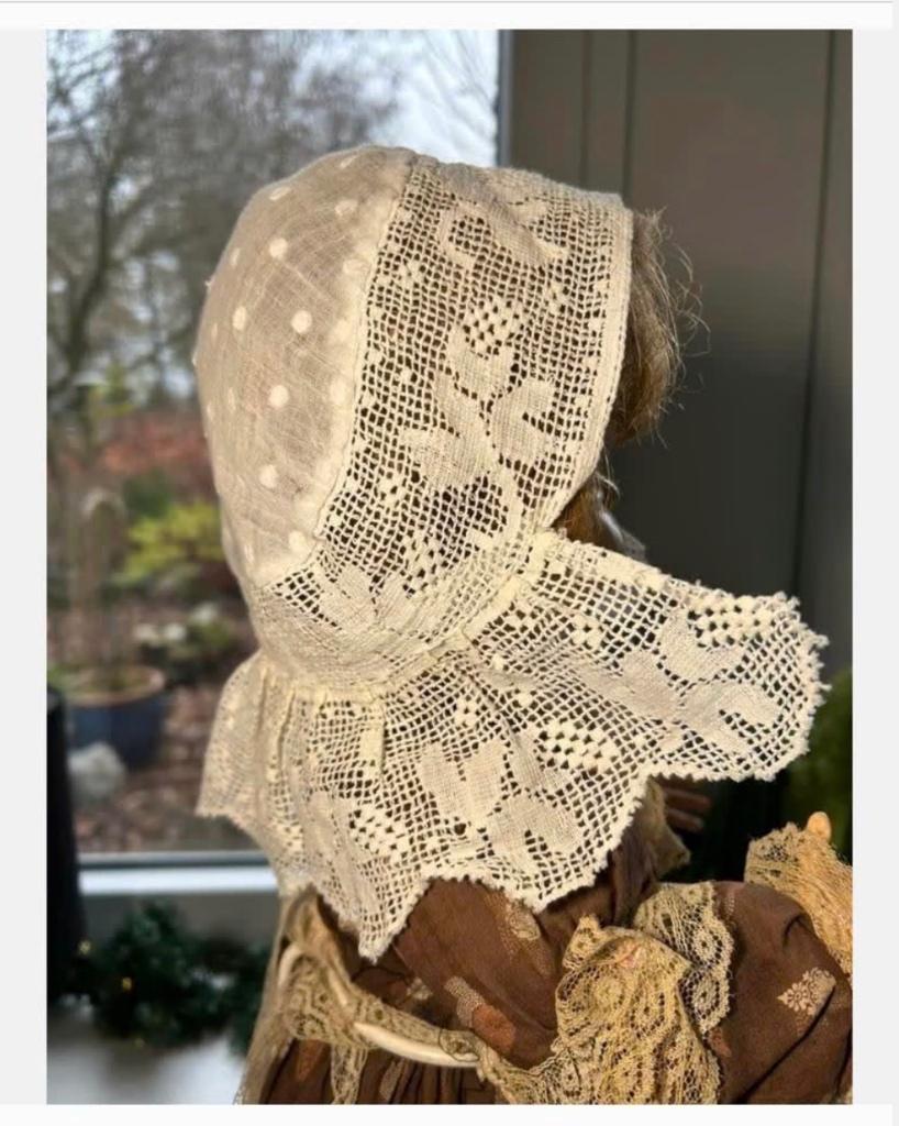 Antiek bijzonder poppen mutsje, wit, klederdracht mutsje, Verzamelen, Poppen, Ophalen of Verzenden, Zo goed als nieuw, X, Kleertjes