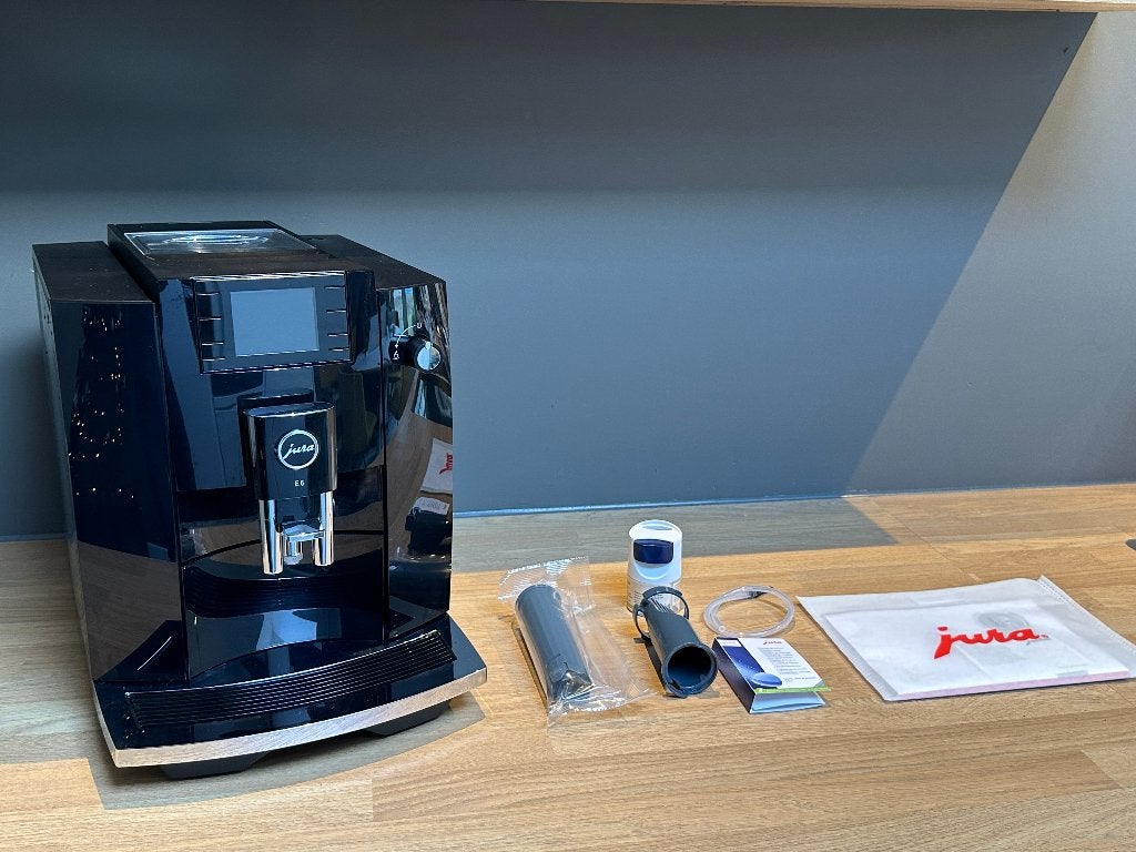 Jura E6 (EC) Piano Black Koffiemachine 2026 Garantie, Jura, 10 kopjes of meer, Koffiemachine, Zo goed als nieuw