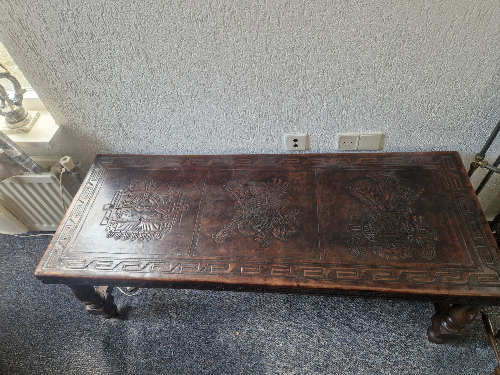 Set van 3 antieke lederen tafels en poef met reliëf, Ophalen