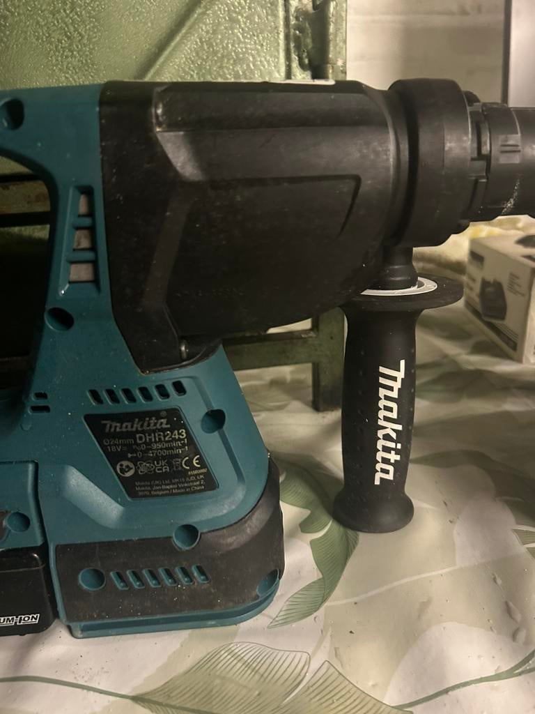MAKITA DHR243 zo goed als nieuw, 600 watt of meer, Boor- en/of Breekhamer, Ophalen of Verzenden, Zo goed als nieuw