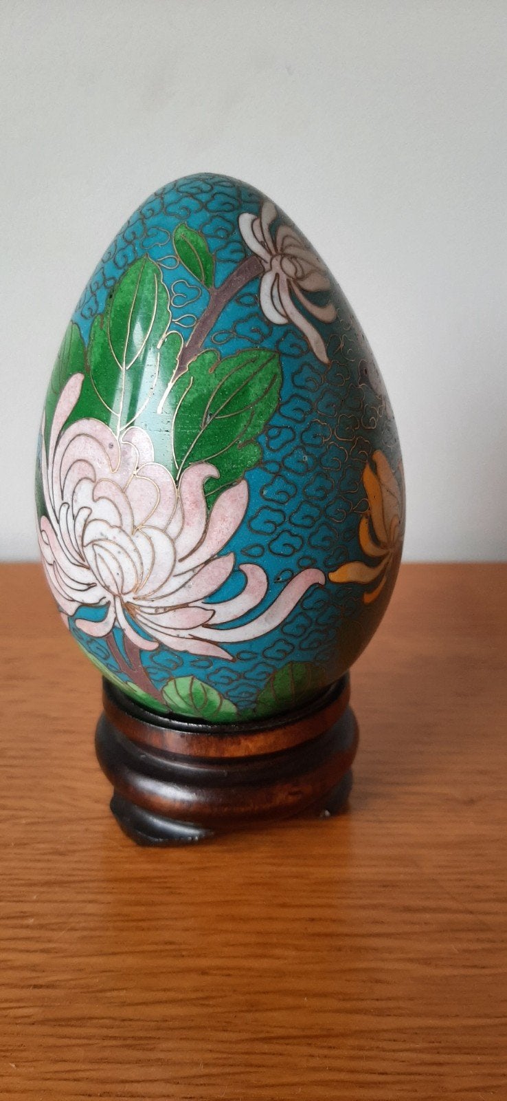 Cloisonné ei met bloemen en vogel op houten standaard, Antiek en Kunst, Ophalen of Verzenden