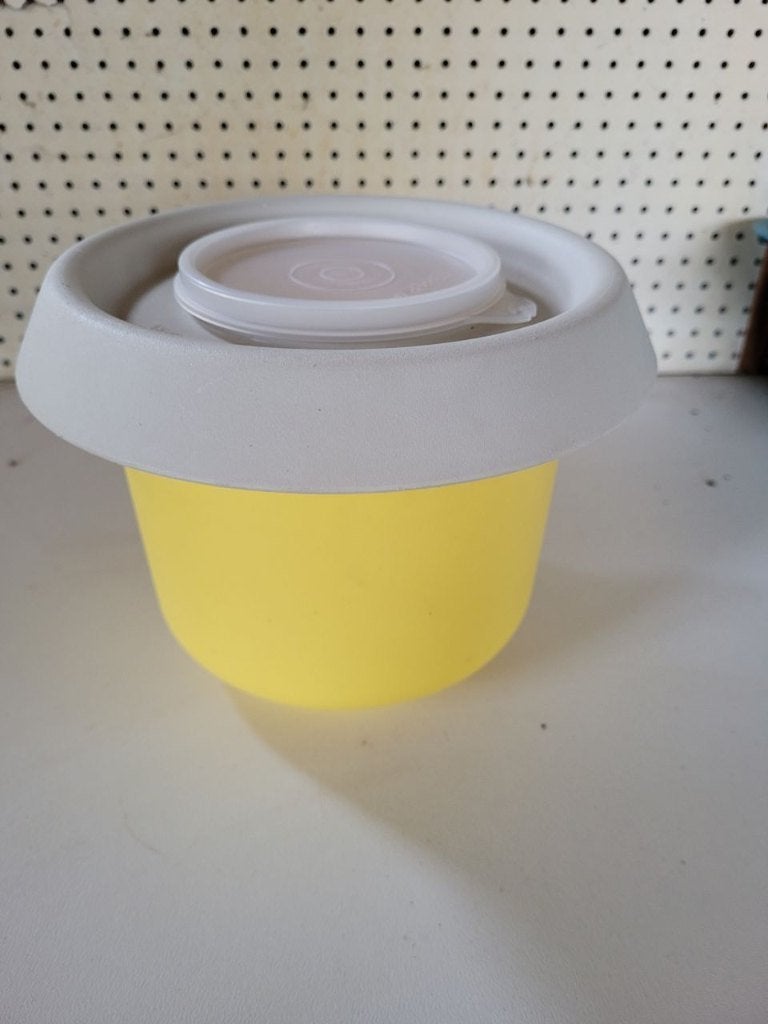Tupperware schaal/meng/schenk/kom met geel deksel, Gebruikt, Geel, Ophalen of Verzenden, Met deksel