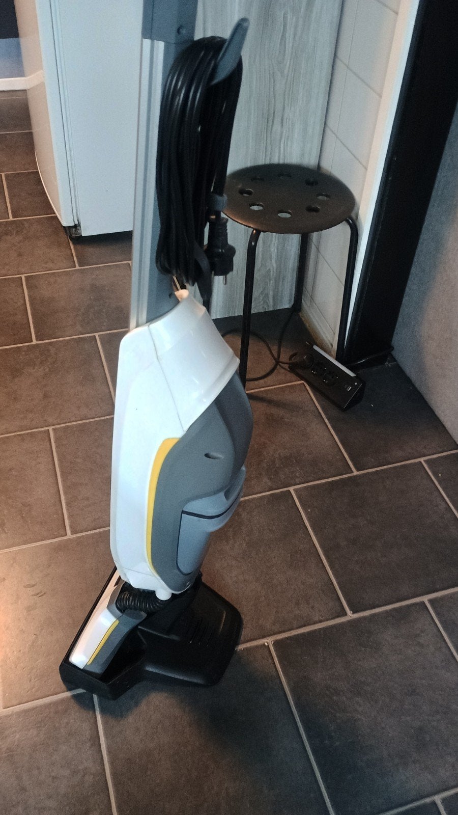 Kärcher, elektrische dweil. zuigt gelijk vuil op., Ophalen of Verzenden