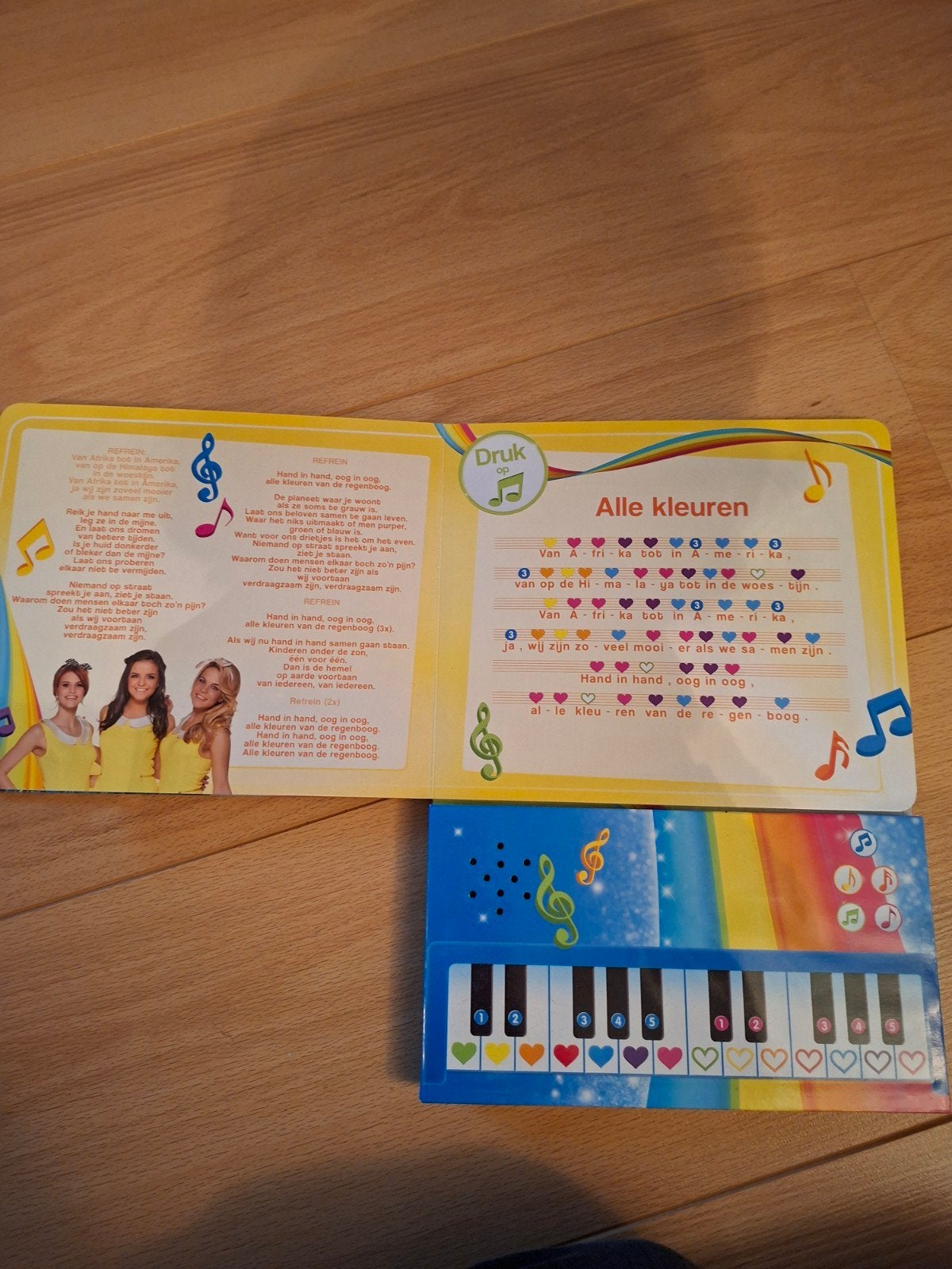 K3 boek met kinderpiano met liedjesboek 'Alle kleuren', Ophalen of Verzenden, Nieuw, Jongen of Meisje