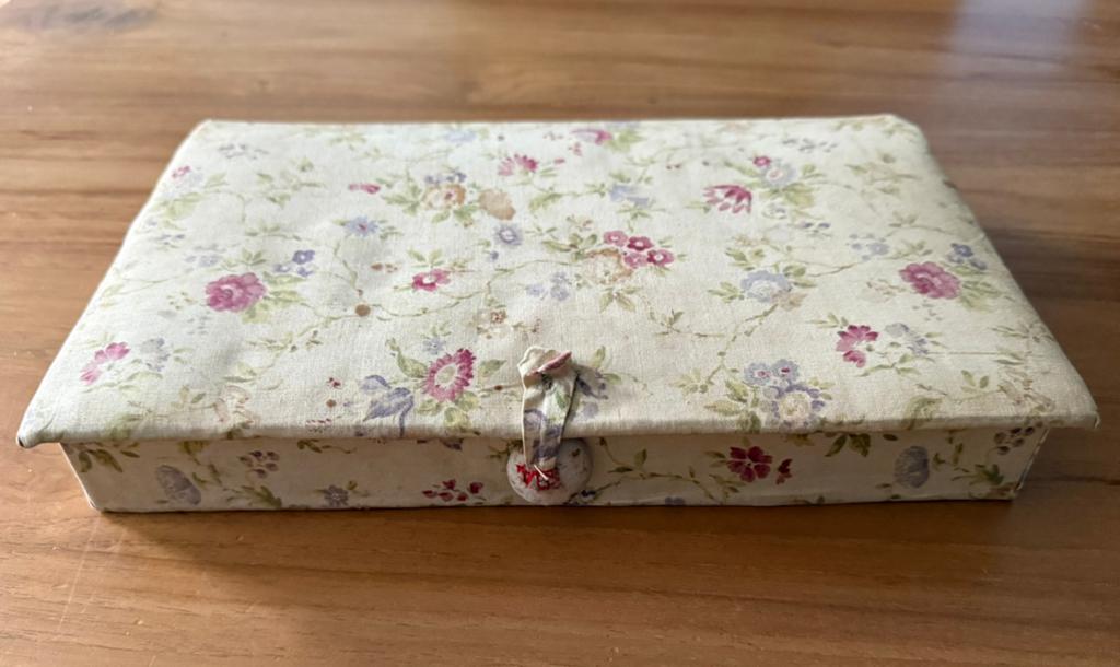 Echt oude brocante stoffen sieraden doos!, Antiek en Kunst, Curiosa en Brocante, Ophalen of Verzenden