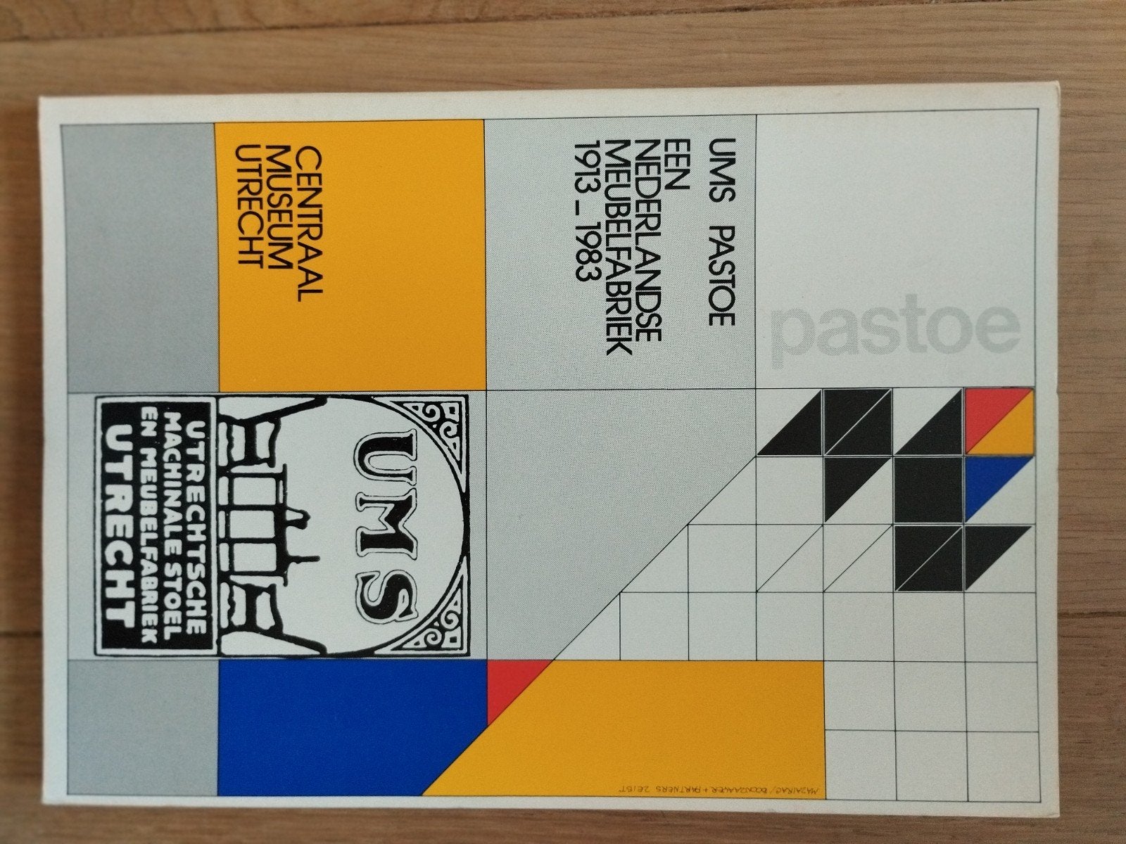 UMS Pastoe: Een Nederlandse Meubelfabriek 1913-1983, Ophalen, Zo goed als nieuw, Onbekend, Catalogus
