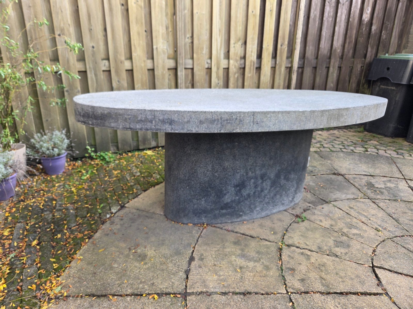 Ovale betonnen tuintafel - 210x101 cm, Tuin en Terras, Ophalen, Gebruikt, Ovaal, Overige materialen