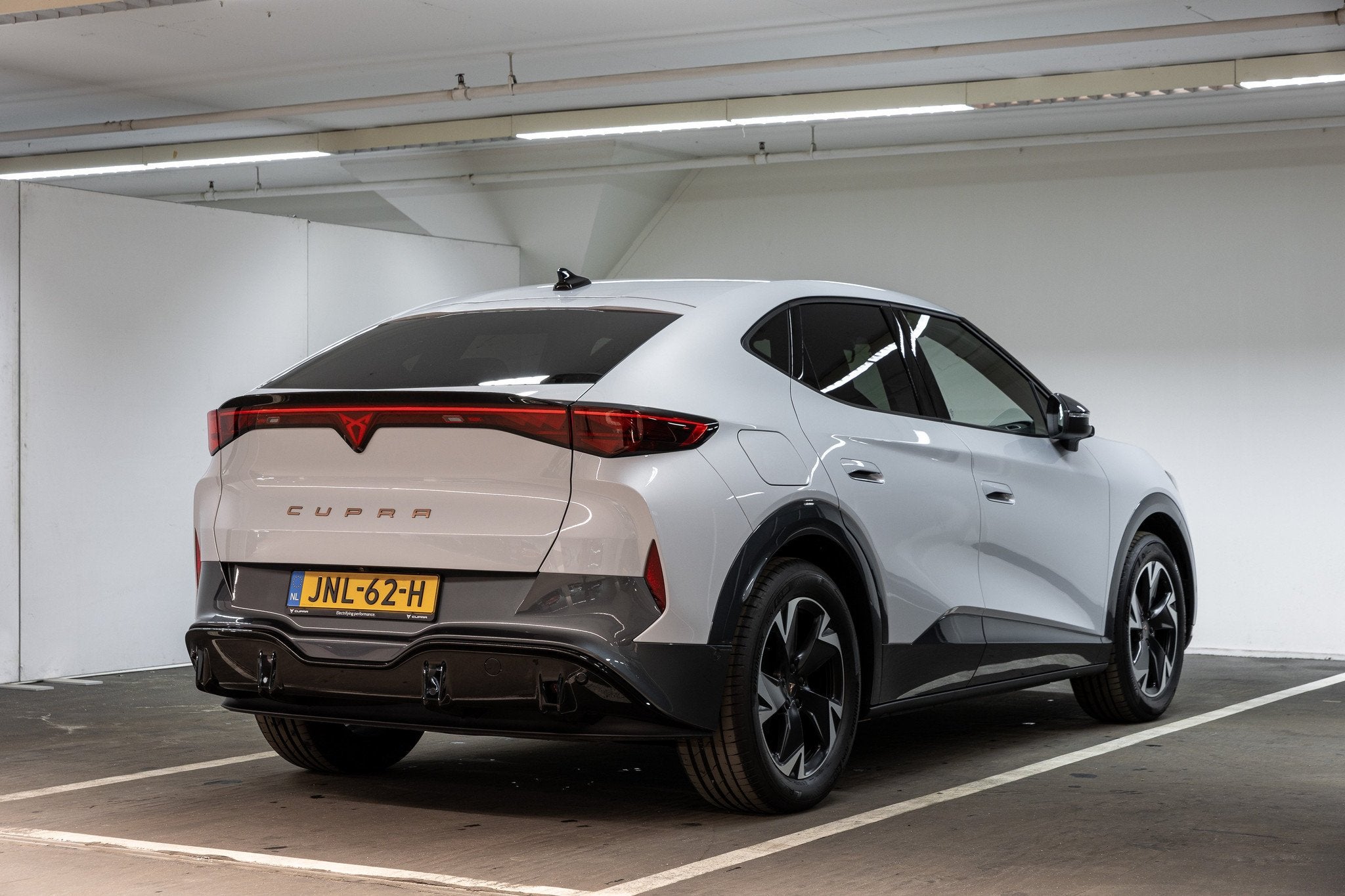 CUPRA Tavascan Business 82 kWh, Auto's, Automaat, Stof, Gebruikt, Wit