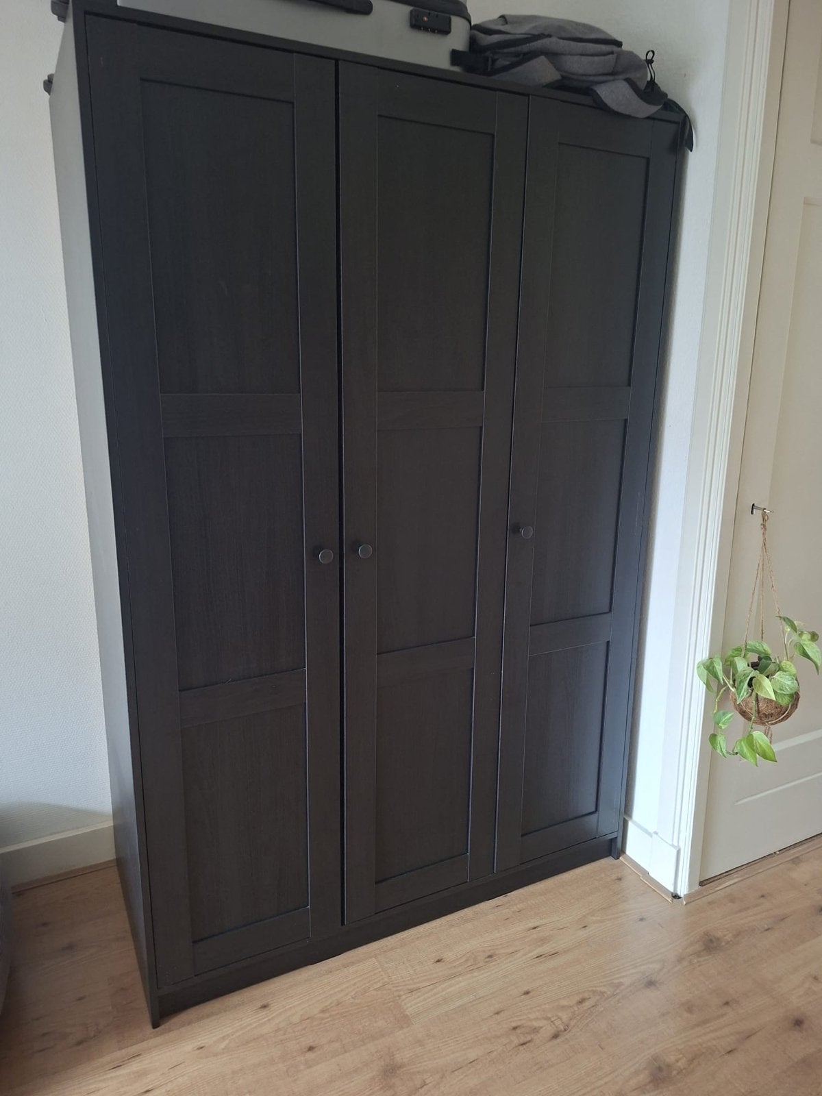IKEA RAKKESTAD kledingkast 3 deuren - zwart, Huis en Inrichting, Ophalen, Gebruikt, 100 tot 150 cm, 150 tot 200 cm