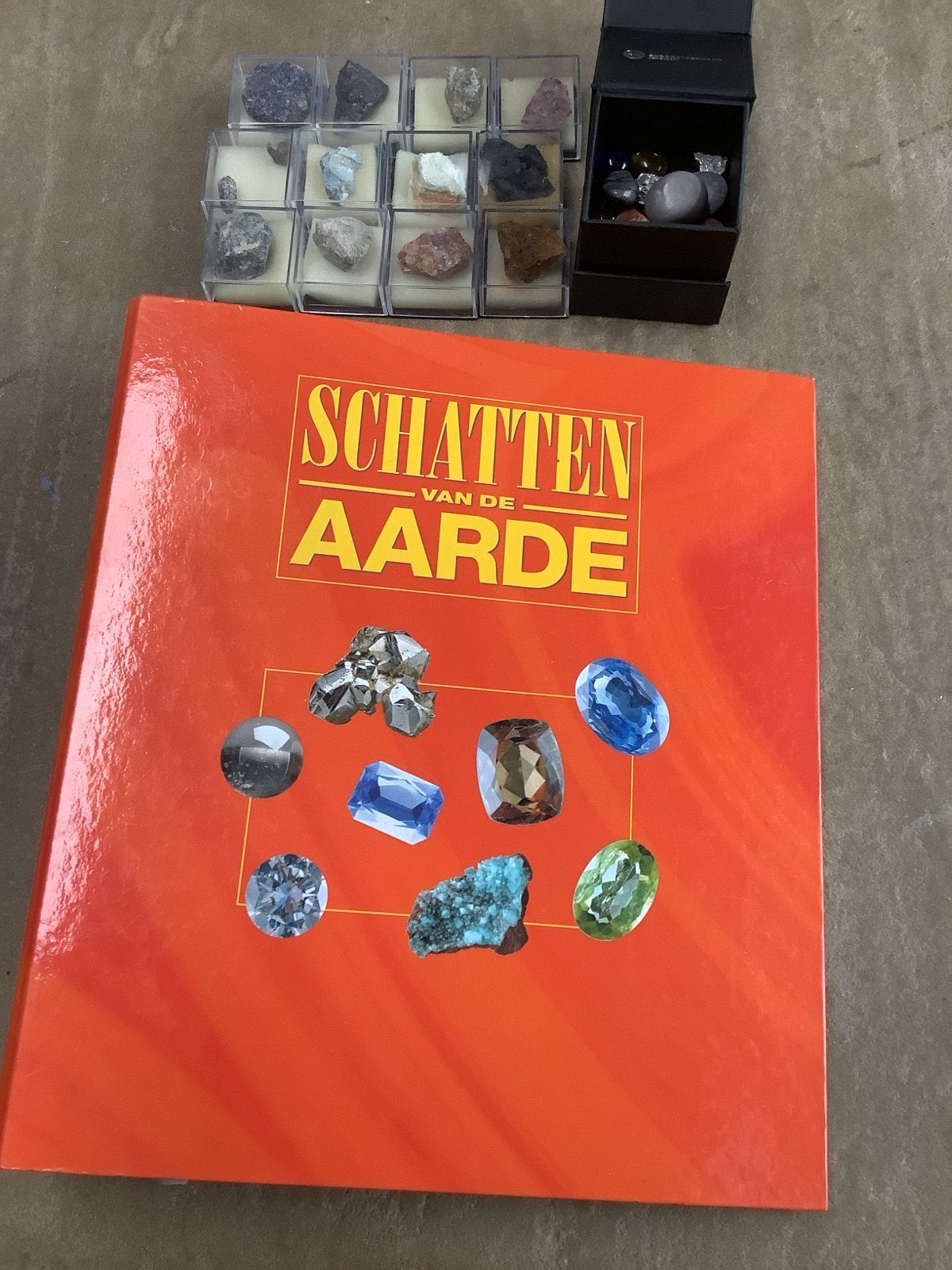Verzameling mineralen en edelstenen met boek, Verzamelen, Ophalen of Verzenden, Mineraal