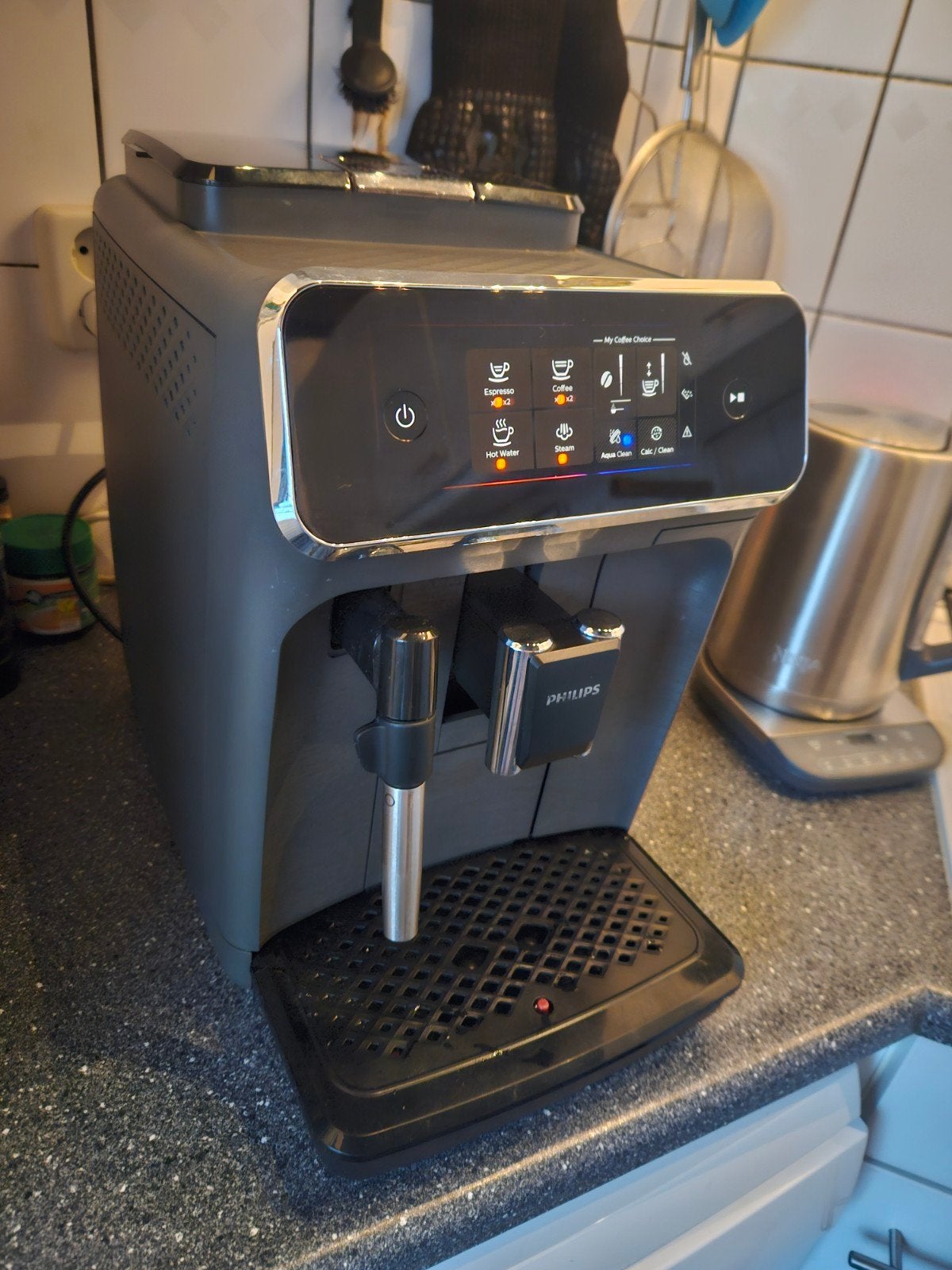 Jonge Philips 2200 Serie  Volautomaat  grote onderhoudsbeurt, Espresso apparaat, 10 kopjes of meer, Zo goed als nieuw, Ophalen