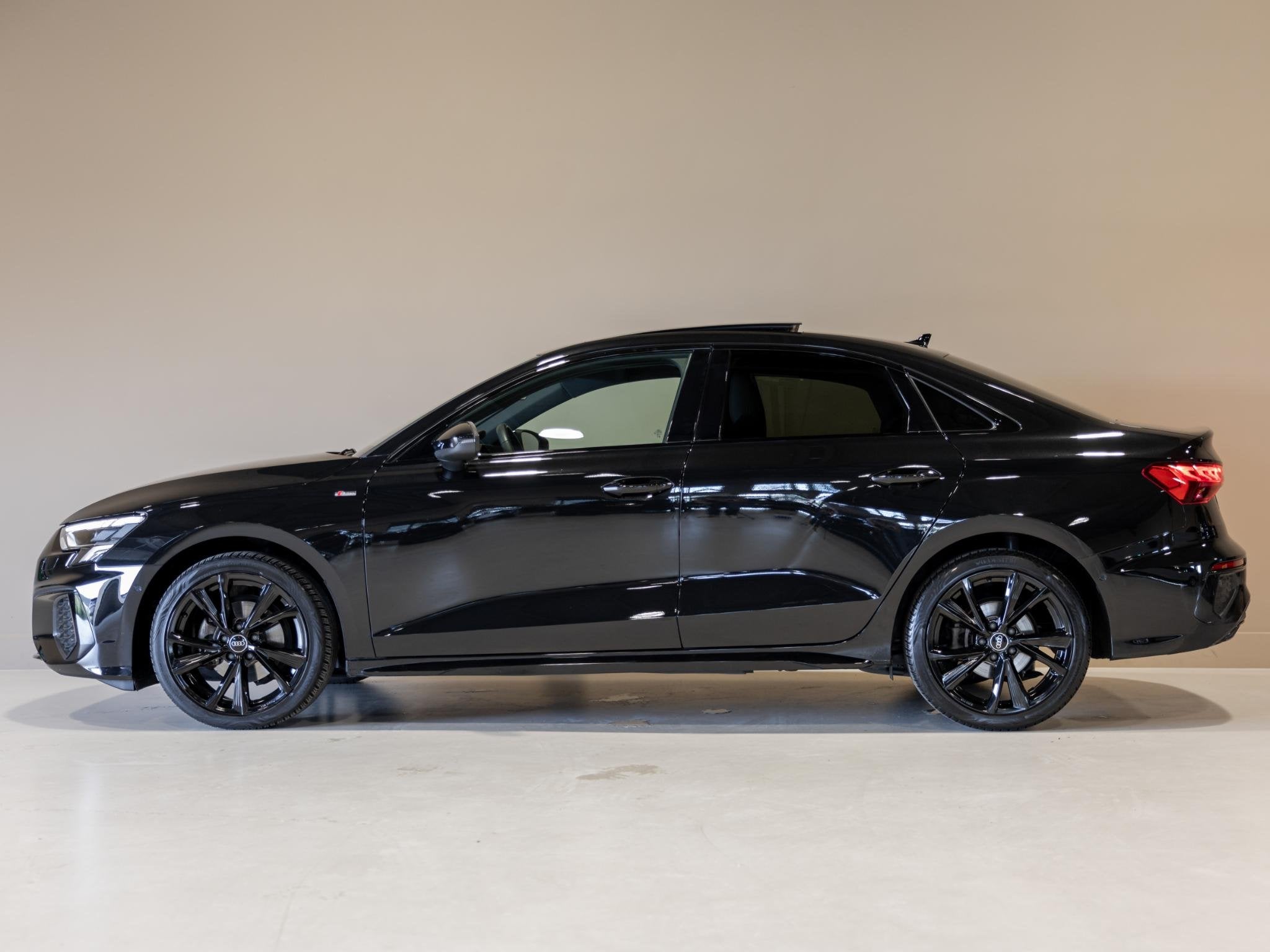 Audi A3 Limousine 35 TFSI S-Line edition / 150pk / NAP / Pan, Auto's, Dealer onderhouden, Parkeerassistent, 4 cilinders, Leder en Stof