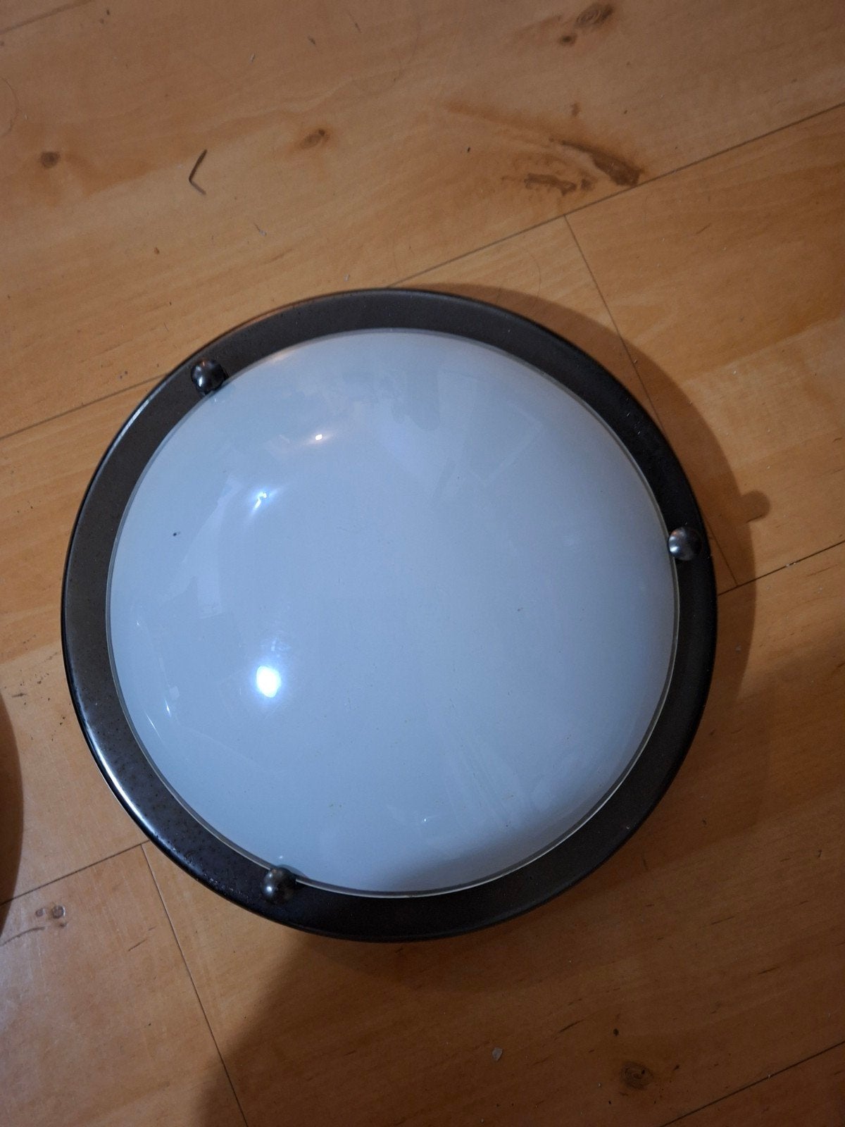 Moderne plafondlamp met metalen rand en opaalglas, Ophalen, Zilver, Gebruikt, Inclusief lichtbron