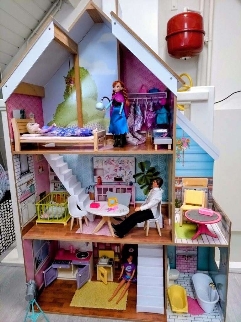 Mooi Kidkraft poppenhuis barbiehuis + Barbies Anna en Elsa, Ophalen, Zo goed als nieuw, Meisje