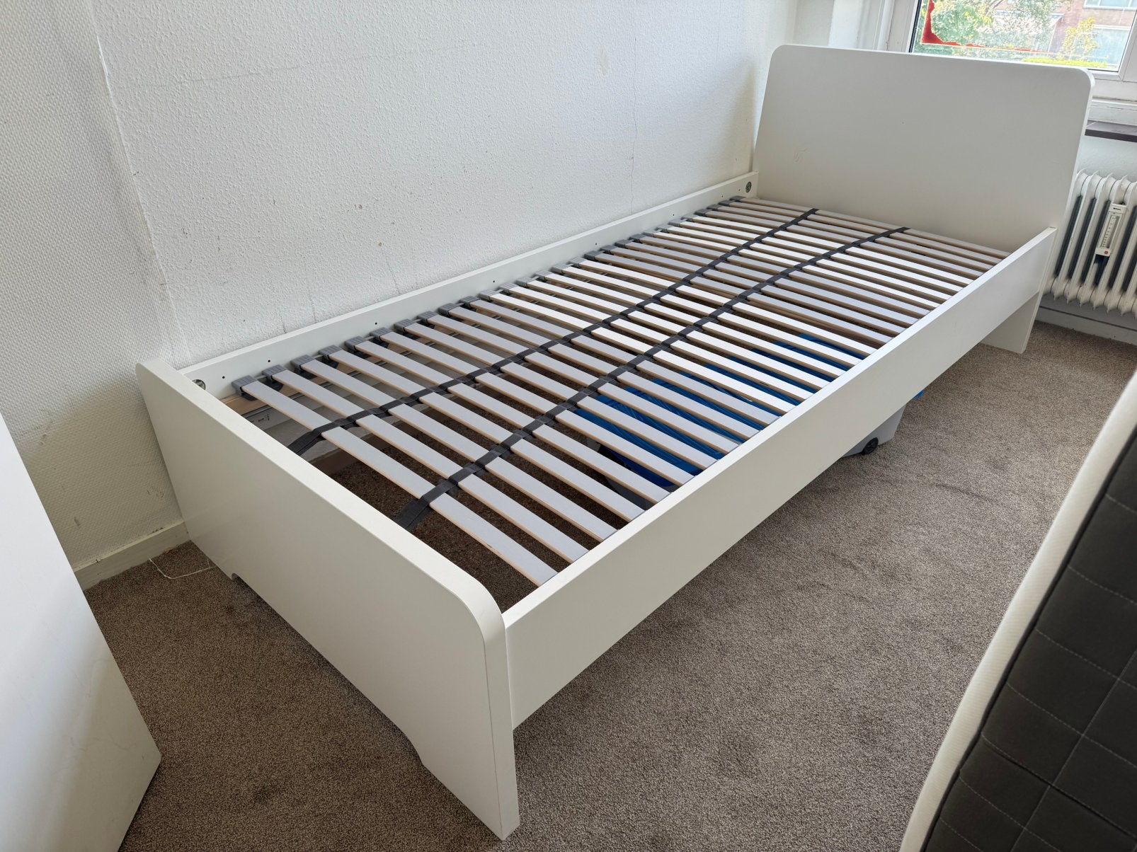 White bed frame + optional mattress, Huis en Inrichting, Slaapkamer | Bedden, Zo goed als nieuw, Eenpersoons, 90 cm, 210 cm, Hout