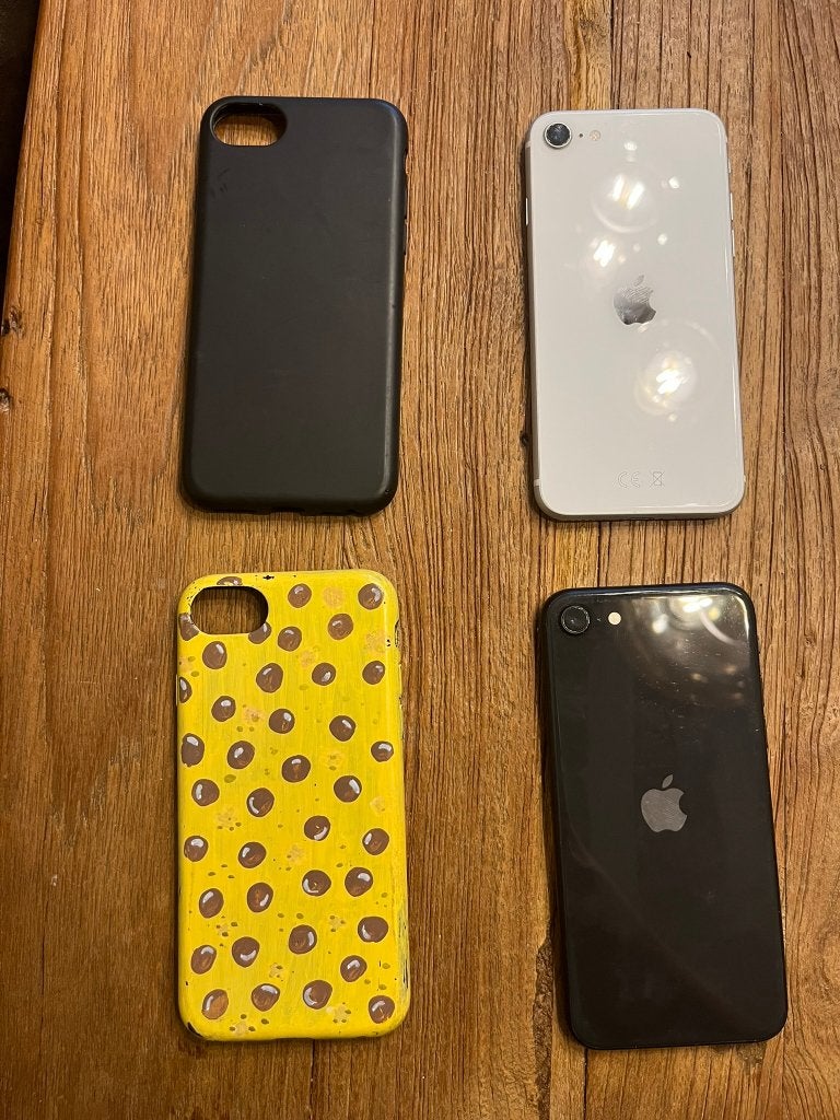 iPhone SE 2020 (twee stuks), Telecommunicatie, Mobiele telefoons | Apple iPhone, 75 %, Overige modellen, Zwart, Ophalen of Verzenden