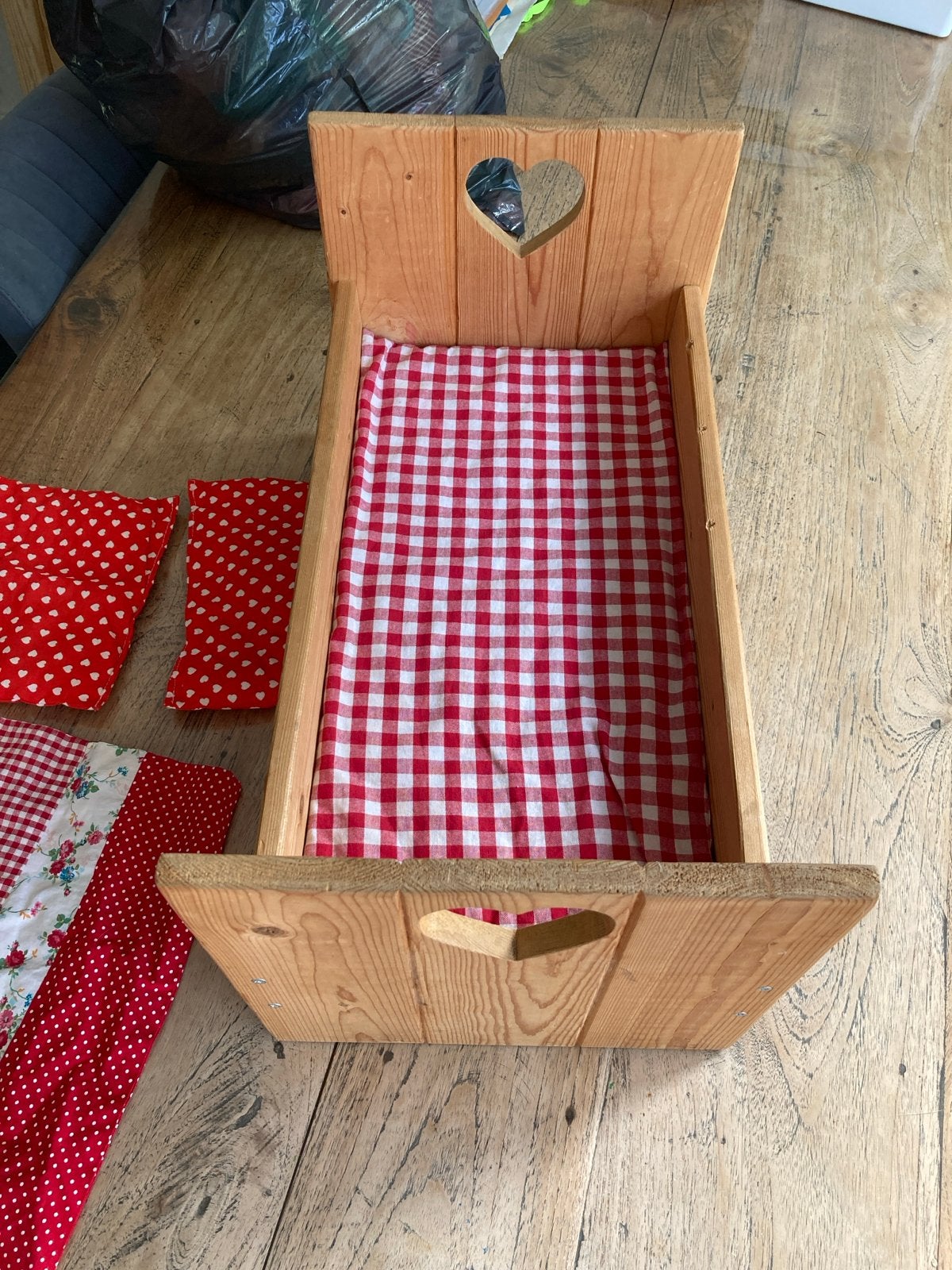 Houten poppenbedje met hartjes en rood-wit geruite stof, Ophalen, Gebruikt, Overige typen