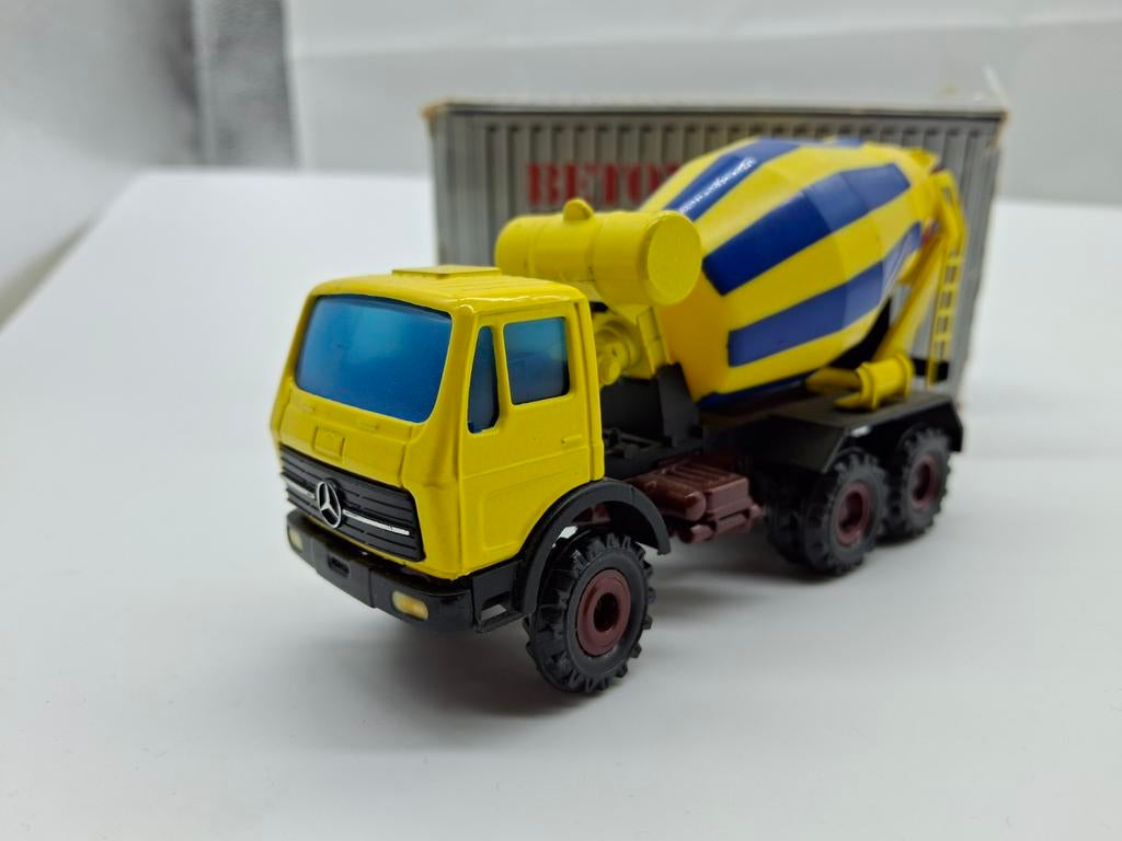 Mercedes Benz sk betonmixer 1:50, Hobby en Vrije tijd, Modelauto's | 1:87, Ophalen of Verzenden, Zo goed als nieuw, Bus of Vrachtwagen