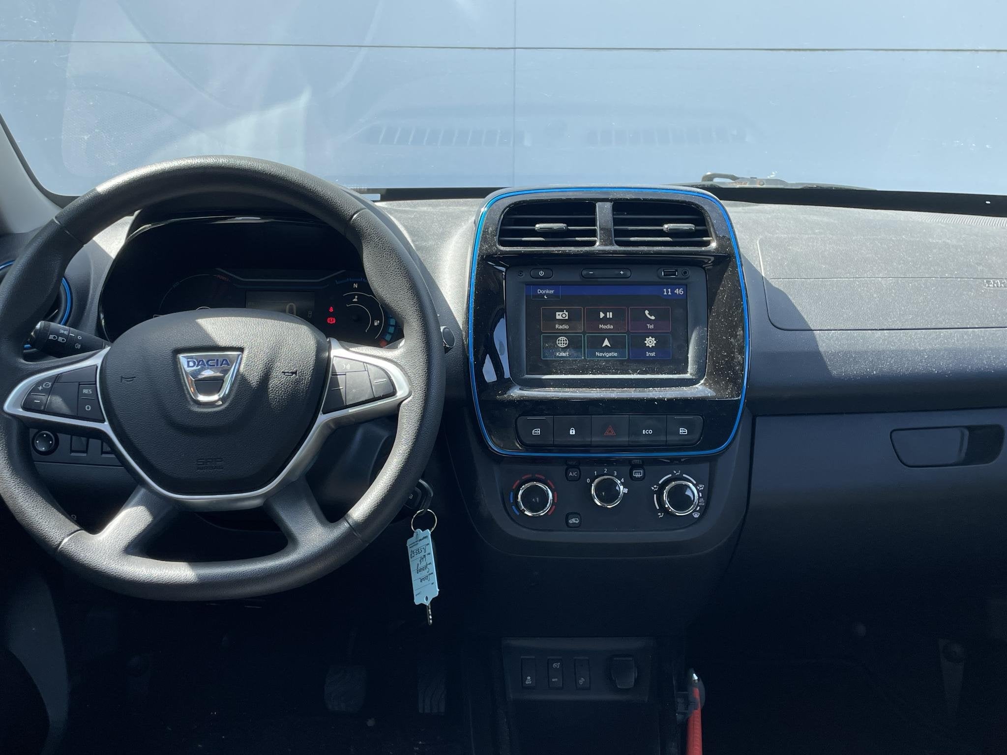 Dacia Spring Comfort Plus (Orange Pack) 27 kWh | Navigatie |, Auto's, Dacia, Gebruikt, Leder en Stof, Wit, Te koop
