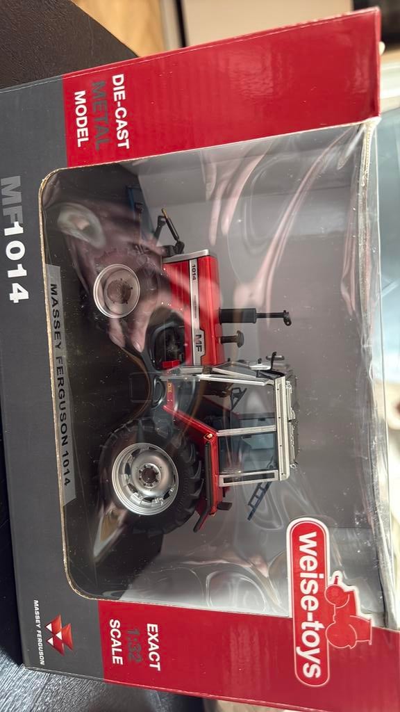 Massy ferguson 1014, Hobby en Vrije tijd, Modelauto's | 1:32, Ophalen of Verzenden, Zo goed als nieuw, Tractor of Landbouw, Universal Hobbies