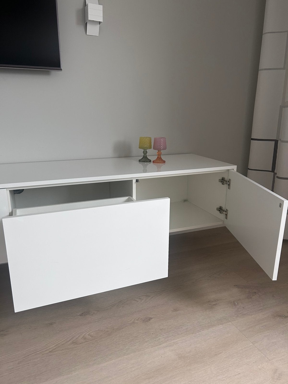 Foto 4 van Zwevend hoogglans wit tv-meubel