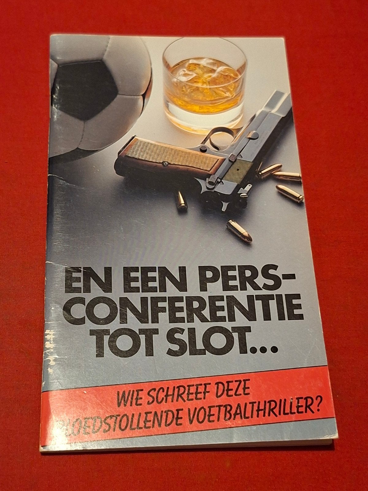 En een persconferentie tot slot. maand v/h spannende boek., Ophalen of Verzenden, Zo goed als nieuw