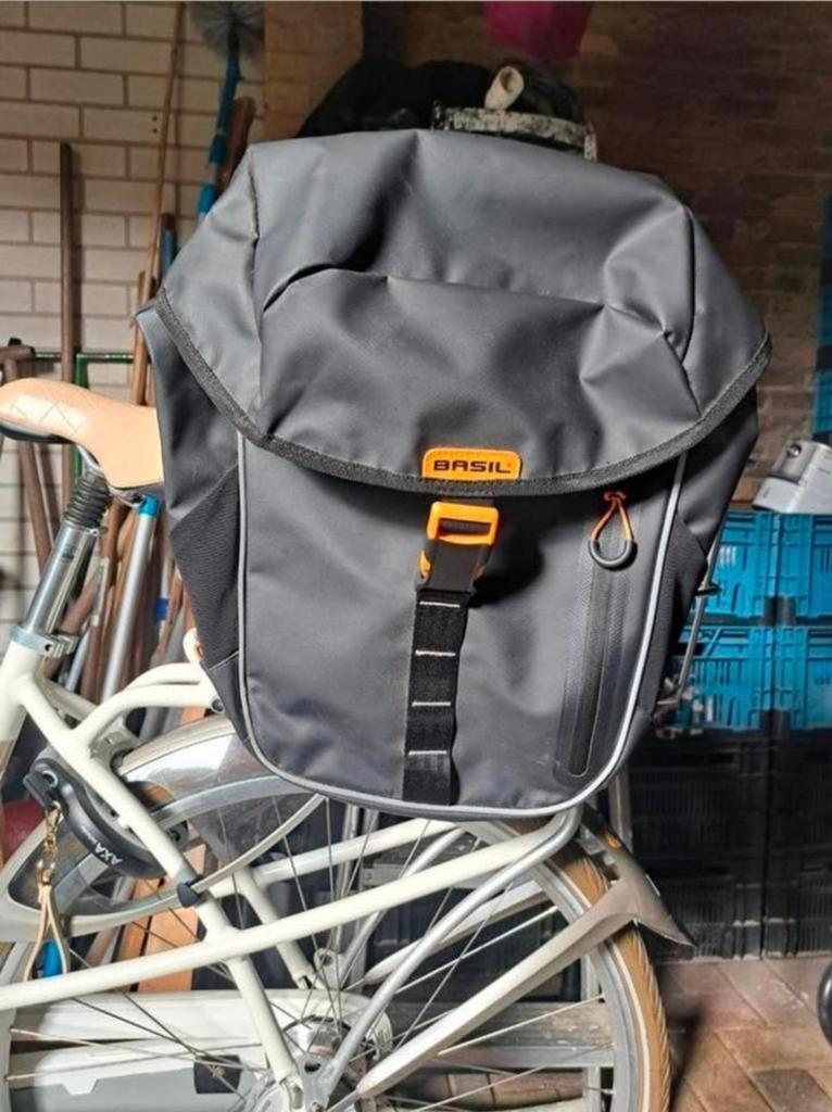 Gloednieuwe Basil fietstas - 17 liter, waterafstotend, Fietsen en Brommers, Fietsaccessoires | Fietstassen, Ophalen of Verzenden