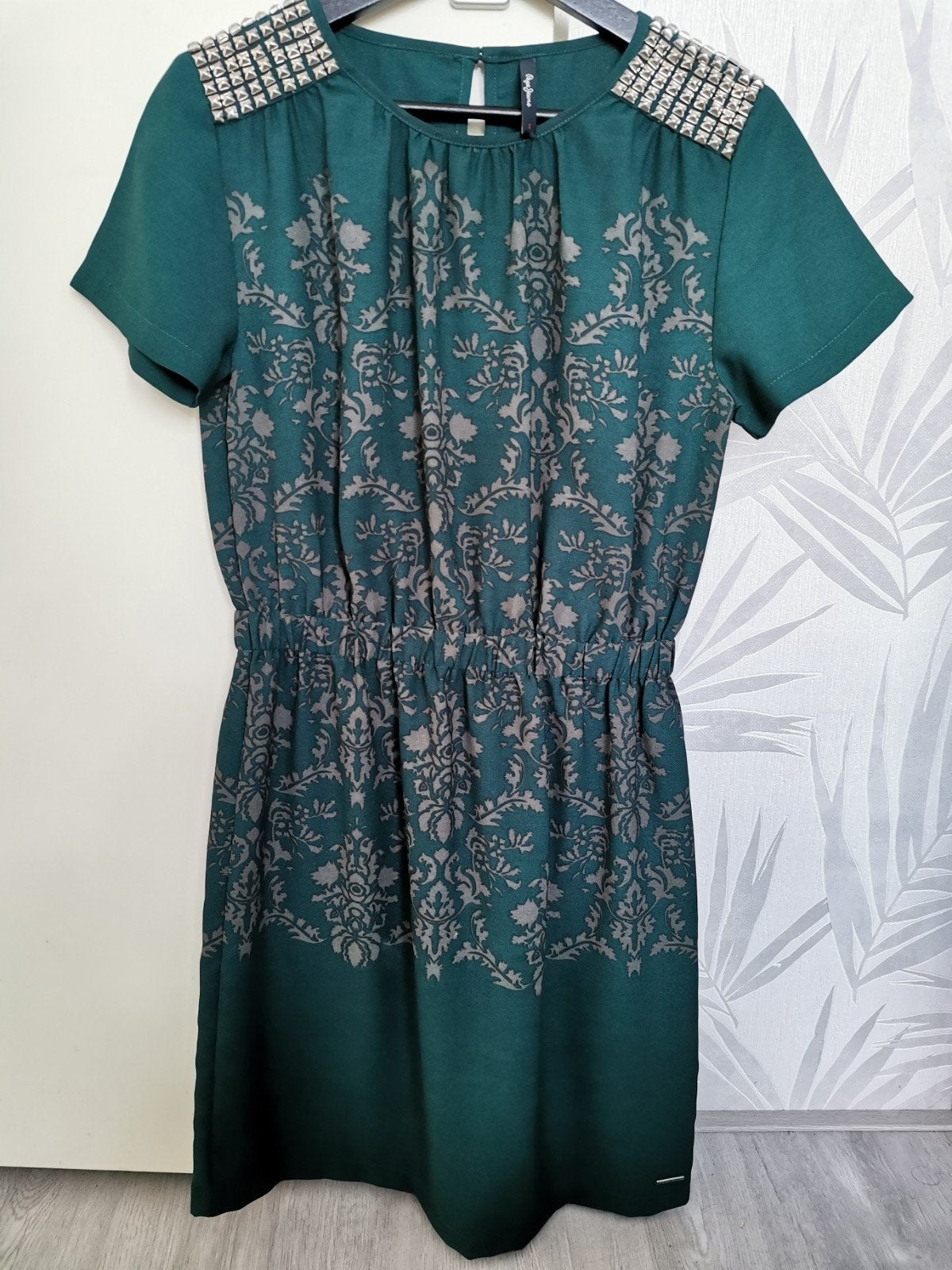Pepe Jeans groene getailleerde jurk met studs, maat S, Kleding | Dames, Ophalen of Verzenden, Zo goed als nieuw, Maat 36 (S), Pepe Jeans