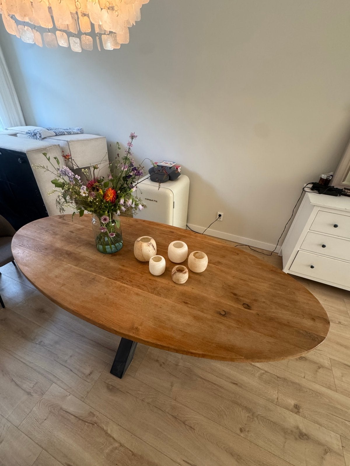 Ovale eikenhouten tafel met stalen onderstel, Huis en Inrichting, Tafels | Eettafels, Ophalen, Gebruikt, 100 tot 150 cm, Eikenhout