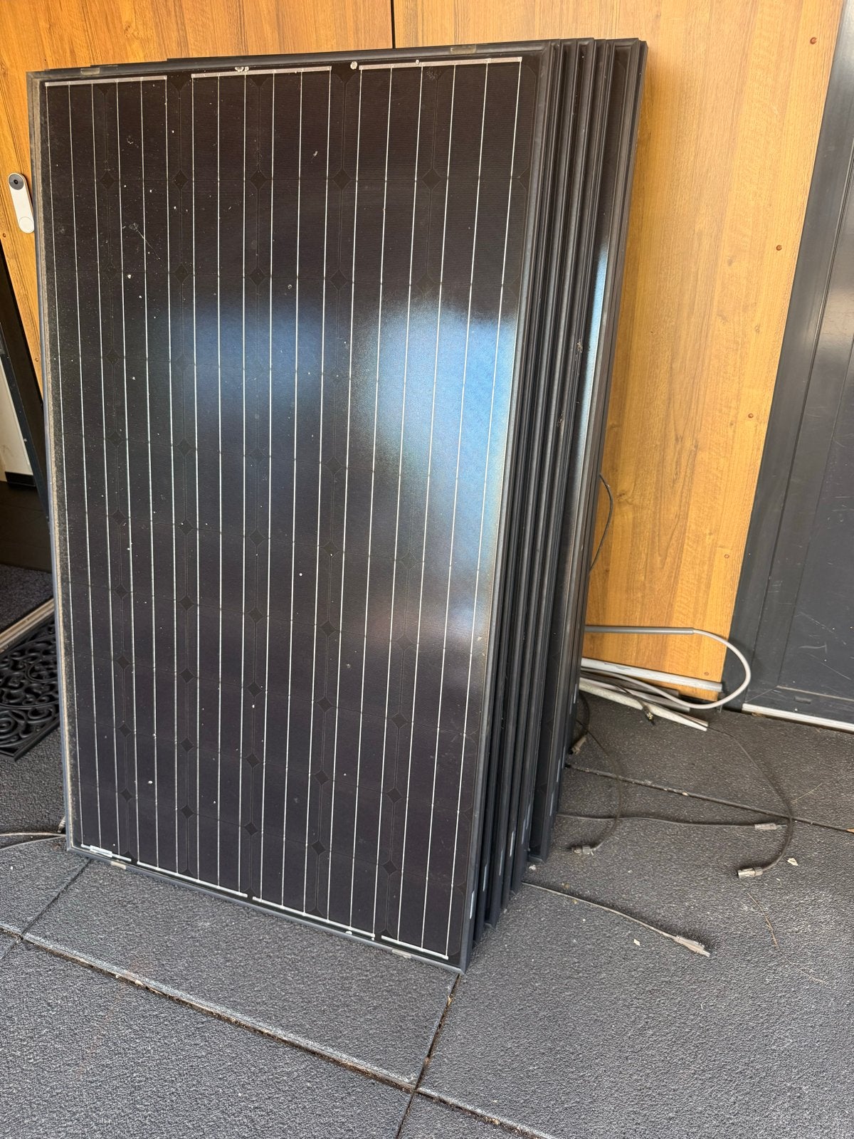 16 Zonnepanelen Compleet Systeem Plat Dak Hosola Omvormer, Ophalen, Gebruikt, Compleet systeem, 200 wattpiek of meer