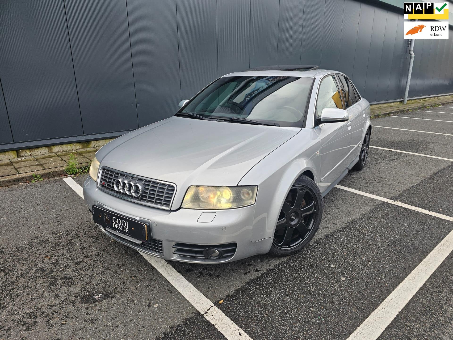 Audi S4 Limousine 4.2 V8 quattro SCHUIFDAK YOUNGTIMER !, Automaat, Gebruikt, Leder en Stof, Bedrijf
