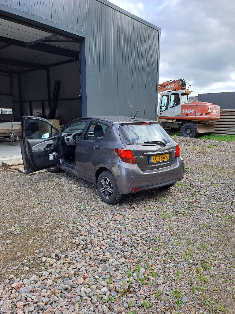 Toyota Yaris 1.0 12V Vvt-i 5DR 2016 Grijs, Auto's, Voorwielaandrijving, 527 kg, 40 €/maand, 730 kg