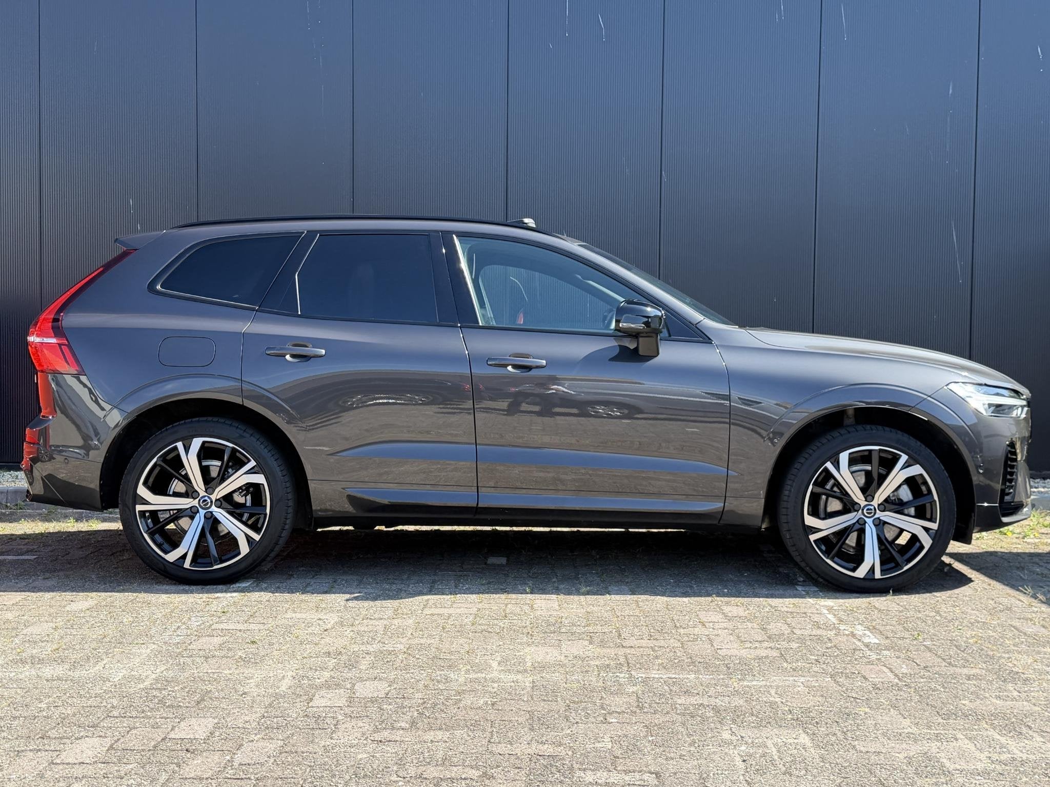 Volvo XC60 2.0 T8 Plug-in hybrid AWD R-Design dark/ long ran, Auto's, Automaat, Automatische klimaatregeling, Gebruikt, 4 cilinders