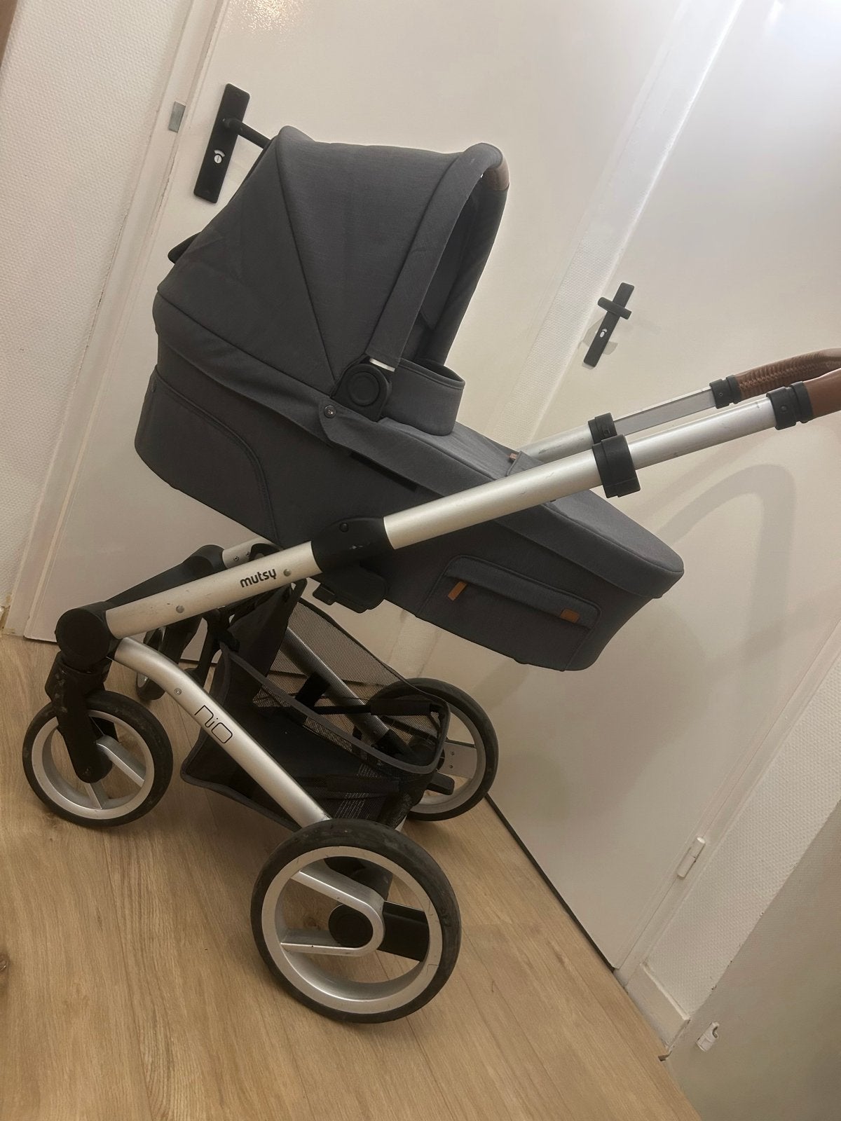 Mutsy Nio complete kinderwagen - Grijs met bruine accenten, Ophalen, Gebruikt, Combiwagen, Mutsy