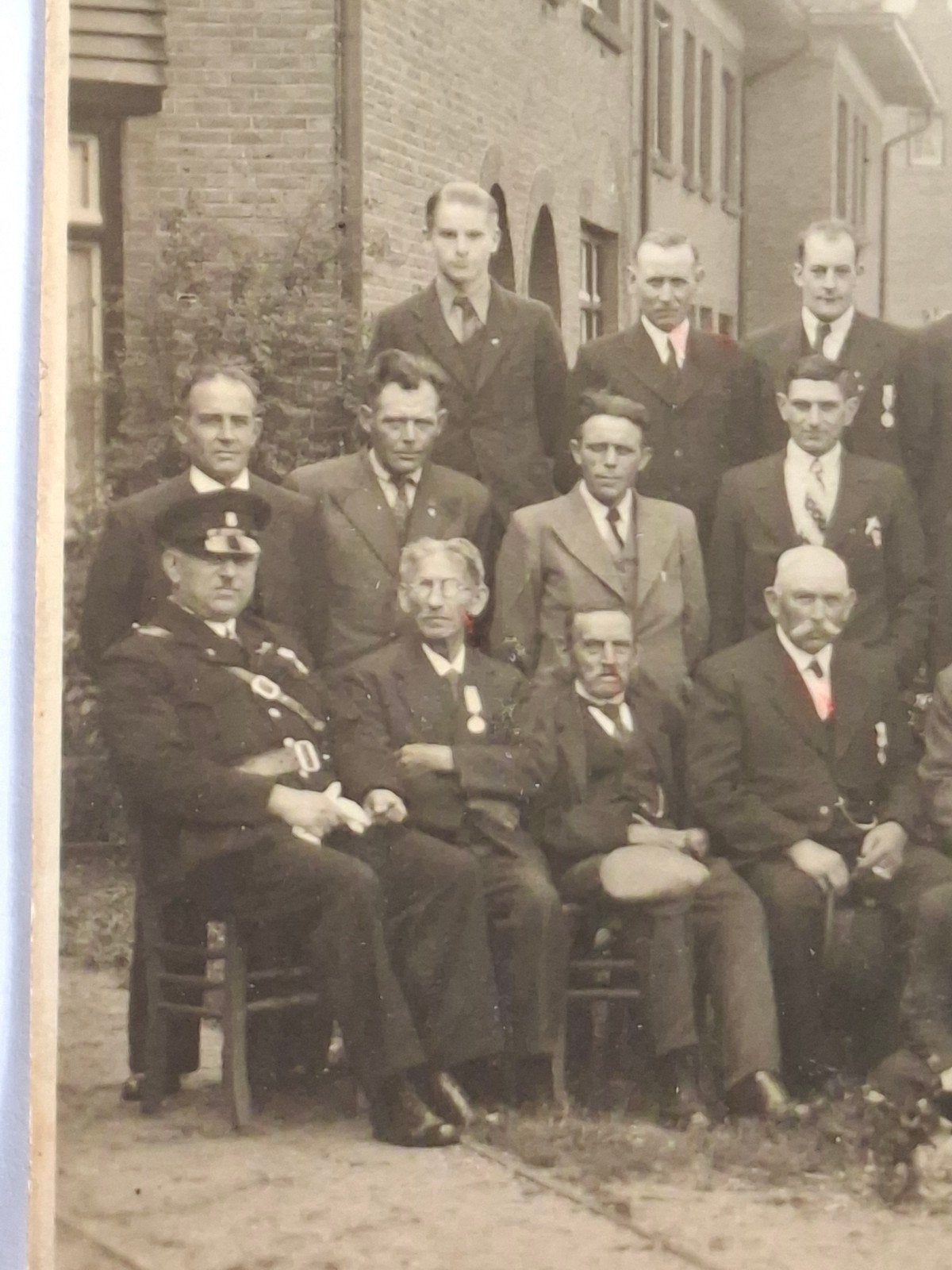 Fotokaart-groepsportret-man-geestelijke-mariabeeld-insigne, Antiek en Kunst, Ophalen of Verzenden