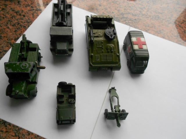 Zes militaire voertuigen voornamelijk Dinky Toys, Hobby en Vrije tijd, Modelauto's | 1:43, Gebruikt, Auto, Dinky Toys, Ophalen of Verzenden