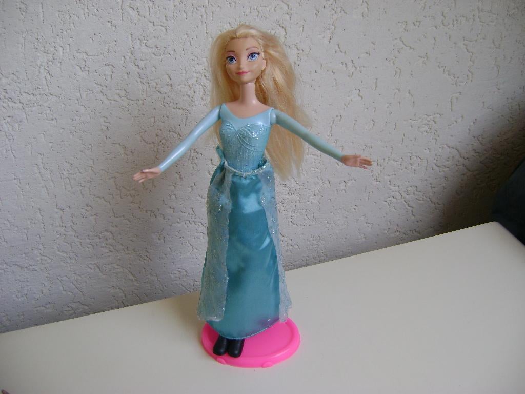 elsa met vast pakje en lange tule rol en laarzen uit 2012, Ophalen of Verzenden, Zo goed als nieuw, Barbie