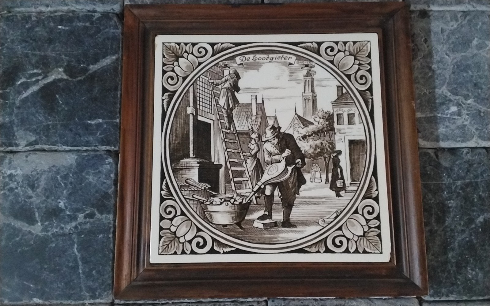 Ingelijste tegel 'De Loodgieter' - Made in Germany 1963, Antiek en Kunst, Antiek | Wandborden en Tegels, Ophalen