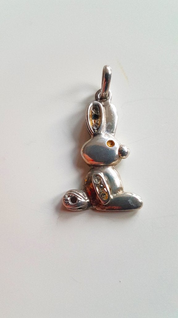 Hangertje-bedeltje haas-konijntje. Witte steentjes. Zilver., Overige merken, Ophalen of Verzenden, Zo goed als nieuw, 1 bedel