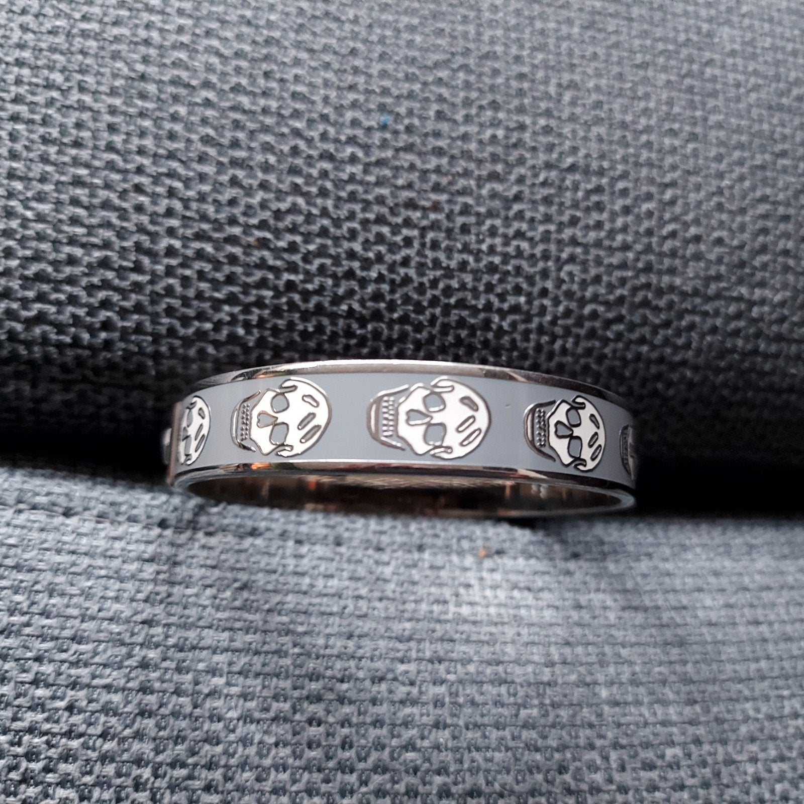 Alexander McQueen Armband met Doodskoppen - Grijs Zilver, Ophalen of Verzenden, Zo goed als nieuw, Staal