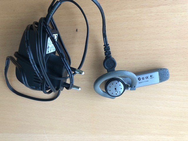 Logitech Bluetooth oortje met oplader., Computers en Software, Headsets, Gebruikt, Logitech, On-ear, Ophalen of Verzenden