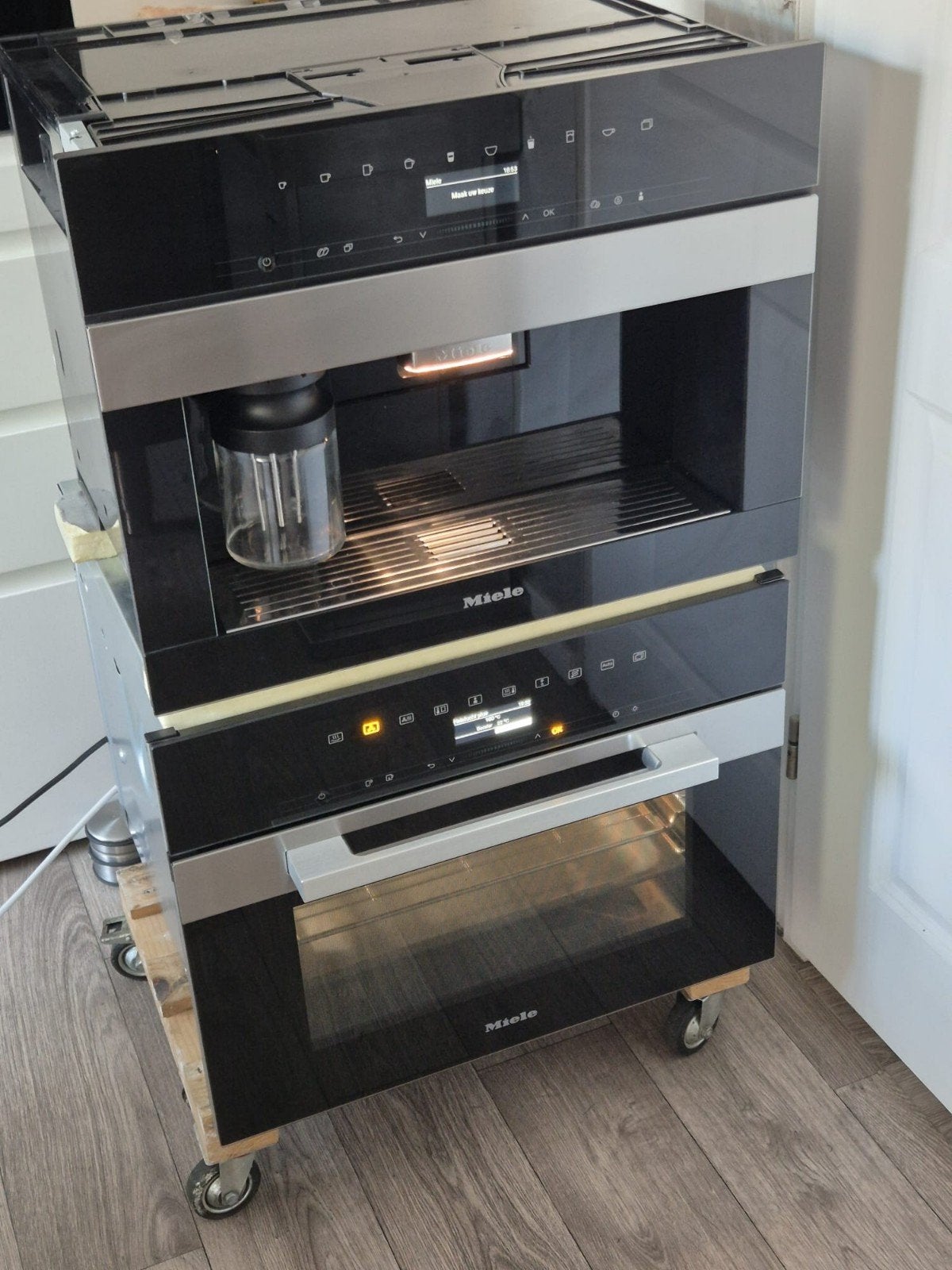Nieuwste model Miele koffiemachine CVA7445 +combi oven stoom, Witgoed en Apparatuur, Koffiezetapparaten, Ophalen, Gemalen koffie