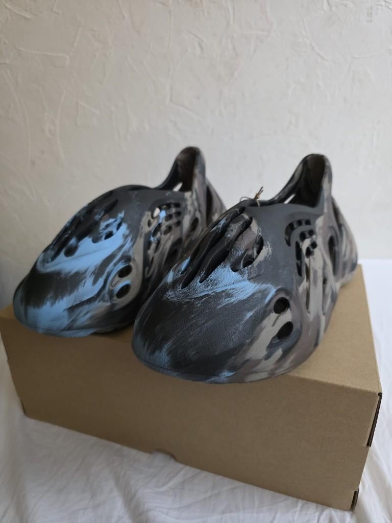 Adidas Yeezy Foam RNNR MX Carbon Maat 42 Nieuw + Bon, Zwart, Nieuw, Ophalen of Verzenden, Sneakers of Gympen