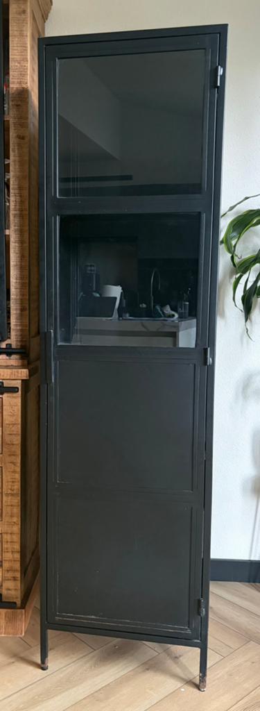 Zwart metalen kast met glazen deuren - industrieel design, Huis en Inrichting, Kasten | Vitrinekasten, Ophalen, Minder dan 50 cm
