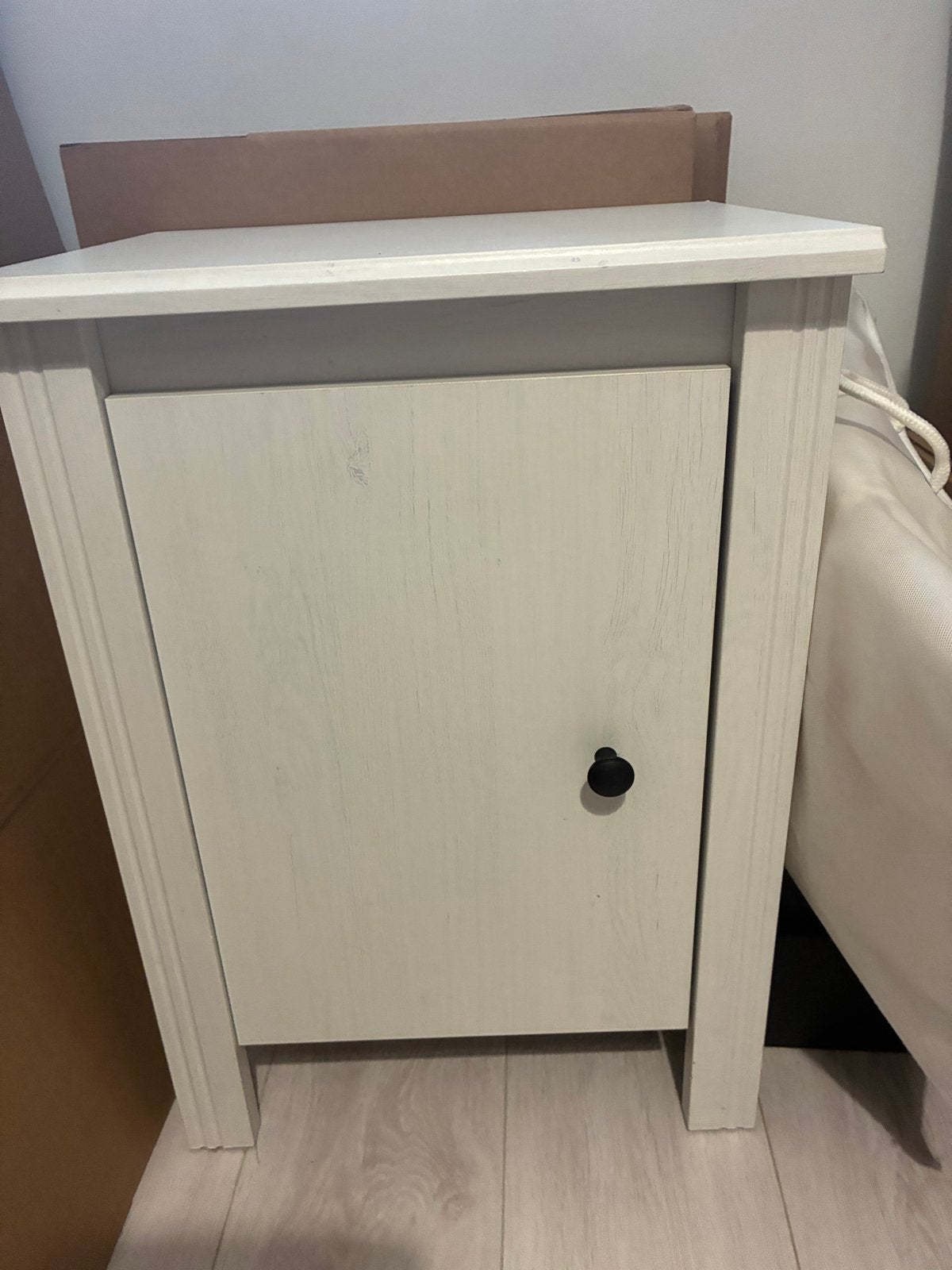 Wit nachtkastje met opbergruimte, Huis en Inrichting, Slaapkamer | Nachtkastjes, Ophalen, Gebruikt, Minder dan 45 cm, 55 tot 70 cm