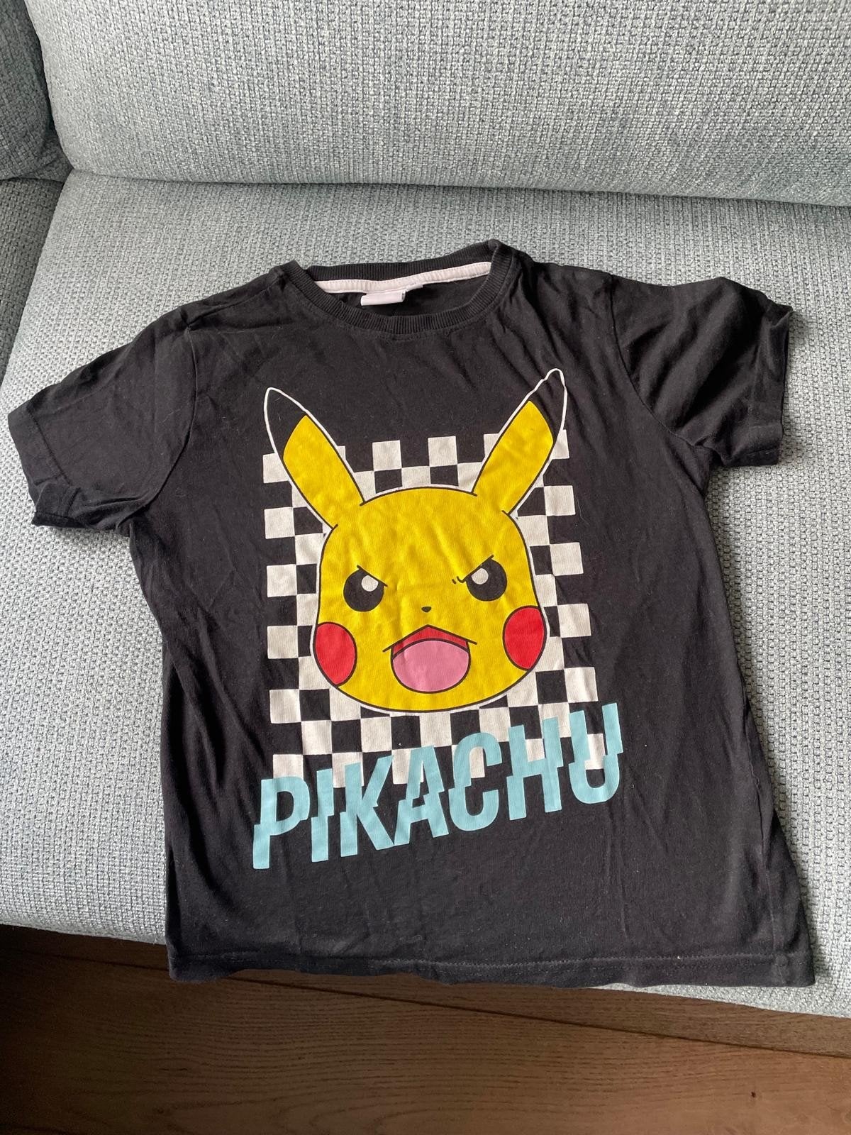 Zwart Pikachu T-shirt voor kinderen, Ophalen of Verzenden, Gebruikt, Onbekend, Jongen of Meisje