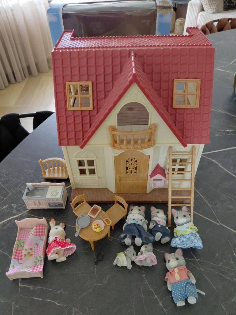 Sylvanian Families Red Roof Cosy Cottage met poezenfamilie, Ophalen of Verzenden, Zo goed als nieuw, Jongen of Meisje