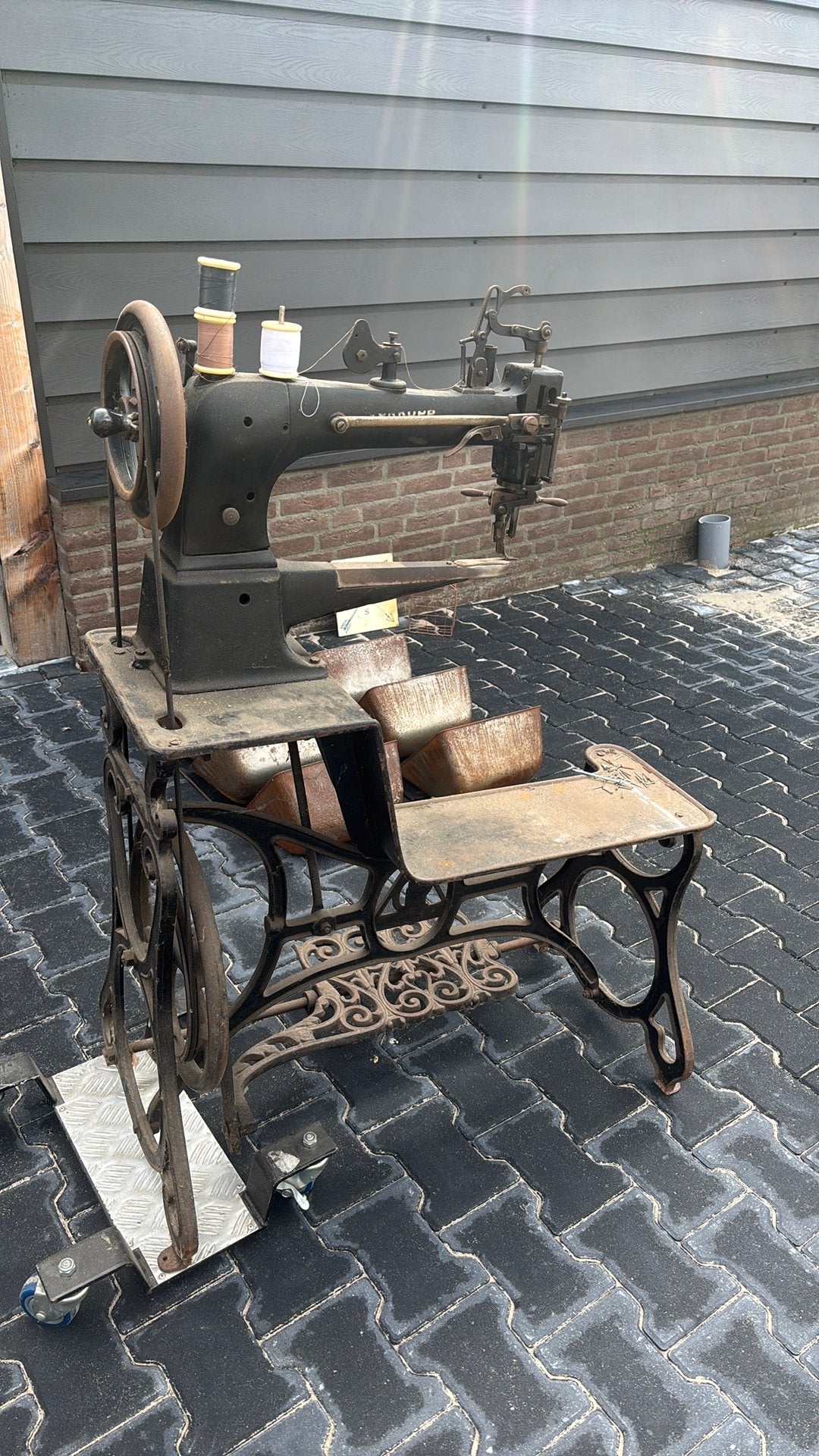 Ouderwetse naaimachine, Ophalen