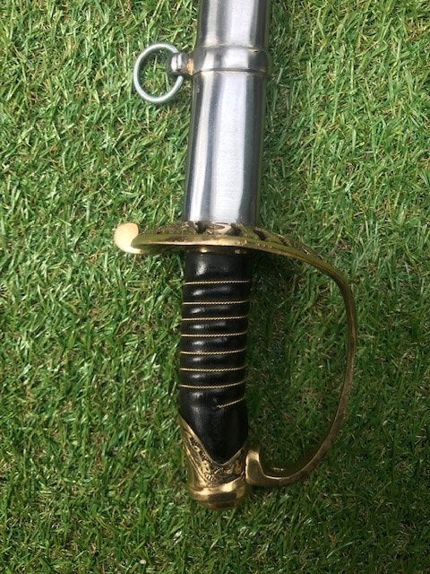 Foto 3 van fraaie metalen korte sabel, incl schede