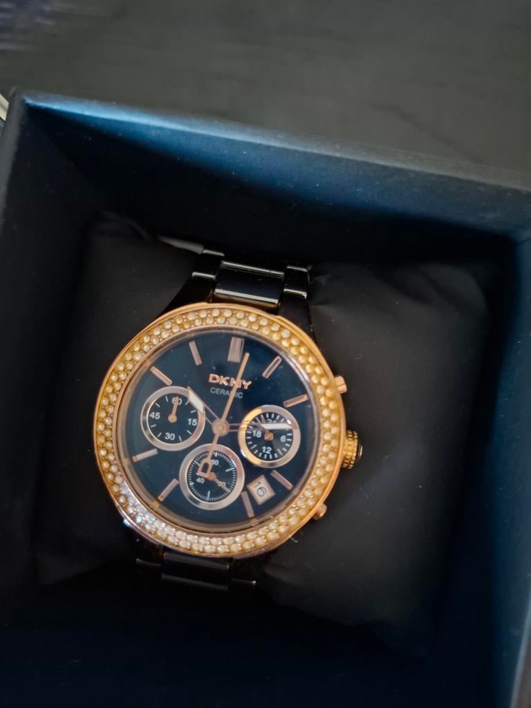 DKNY dames Horloge met Strass - Zo goed als nieuw, Sieraden, Tassen en Uiterlijk, Horloges | Dames, Overige materialen, DKNY, Polshorloge